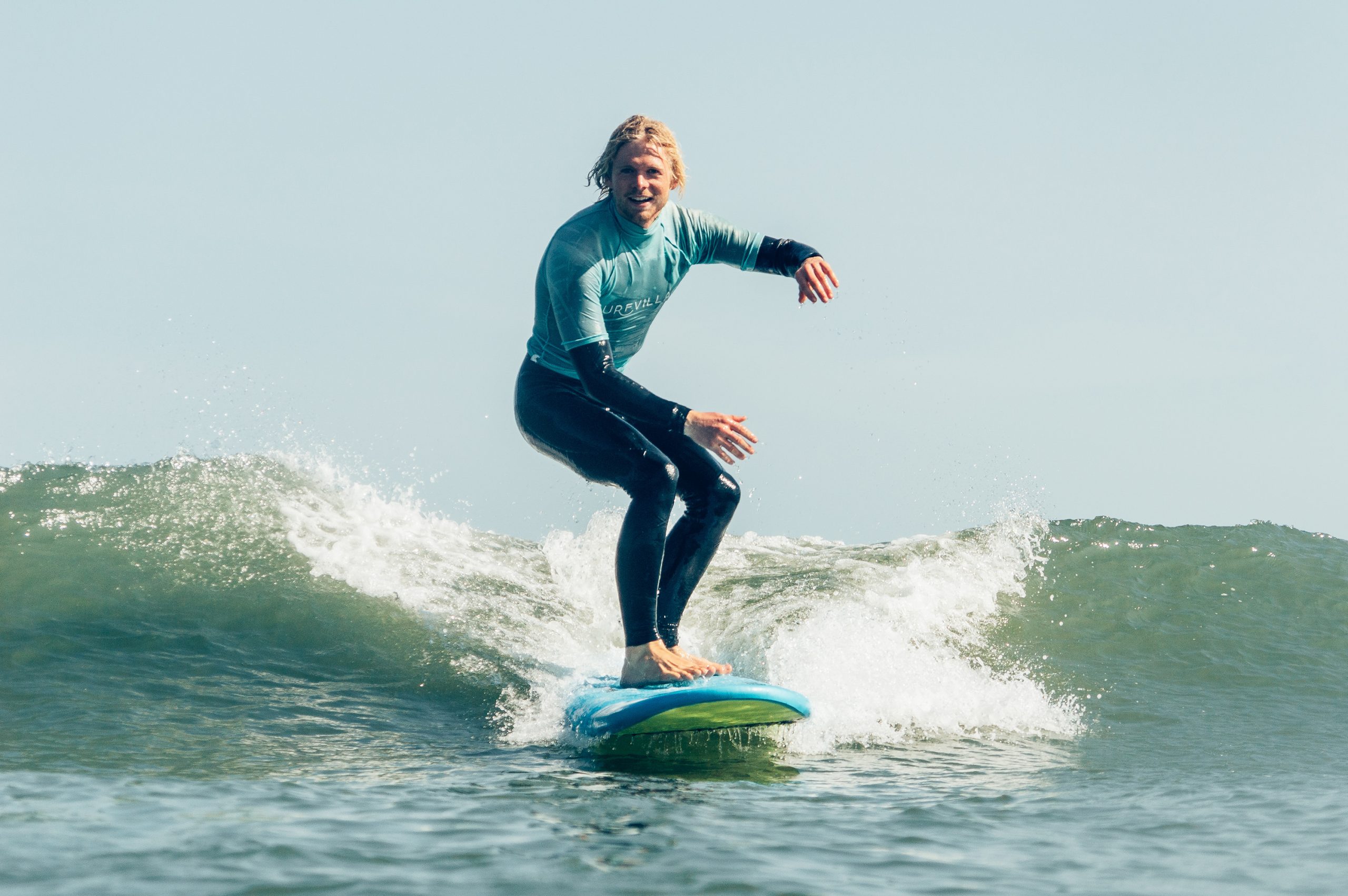 Jens Gross van Surfvillage op een surfplank in de Waddenzee